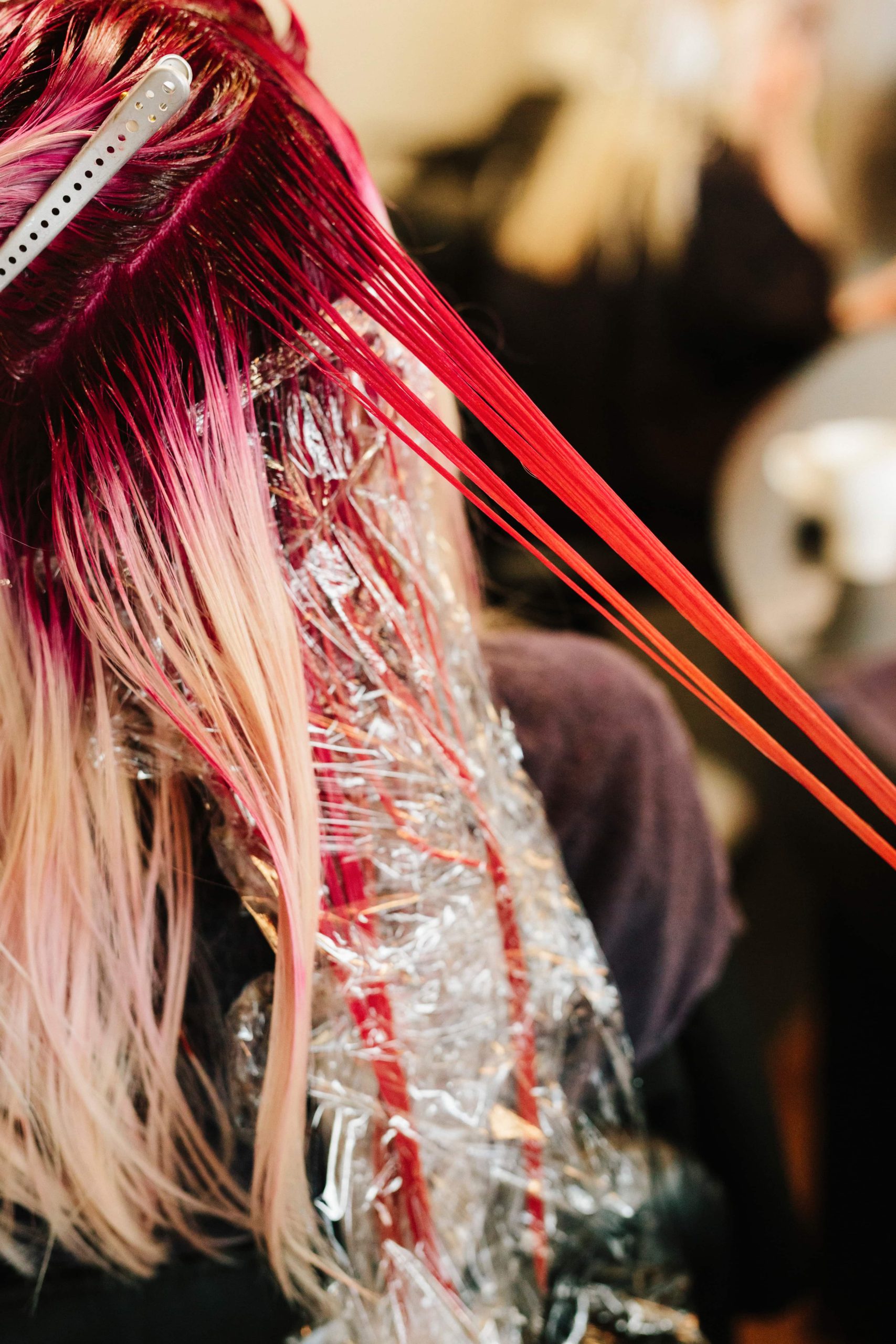 a-hair-colourist-applying-pink-hair-colour-to-a-cl-2026-03-25-01-30-43-utc (2)