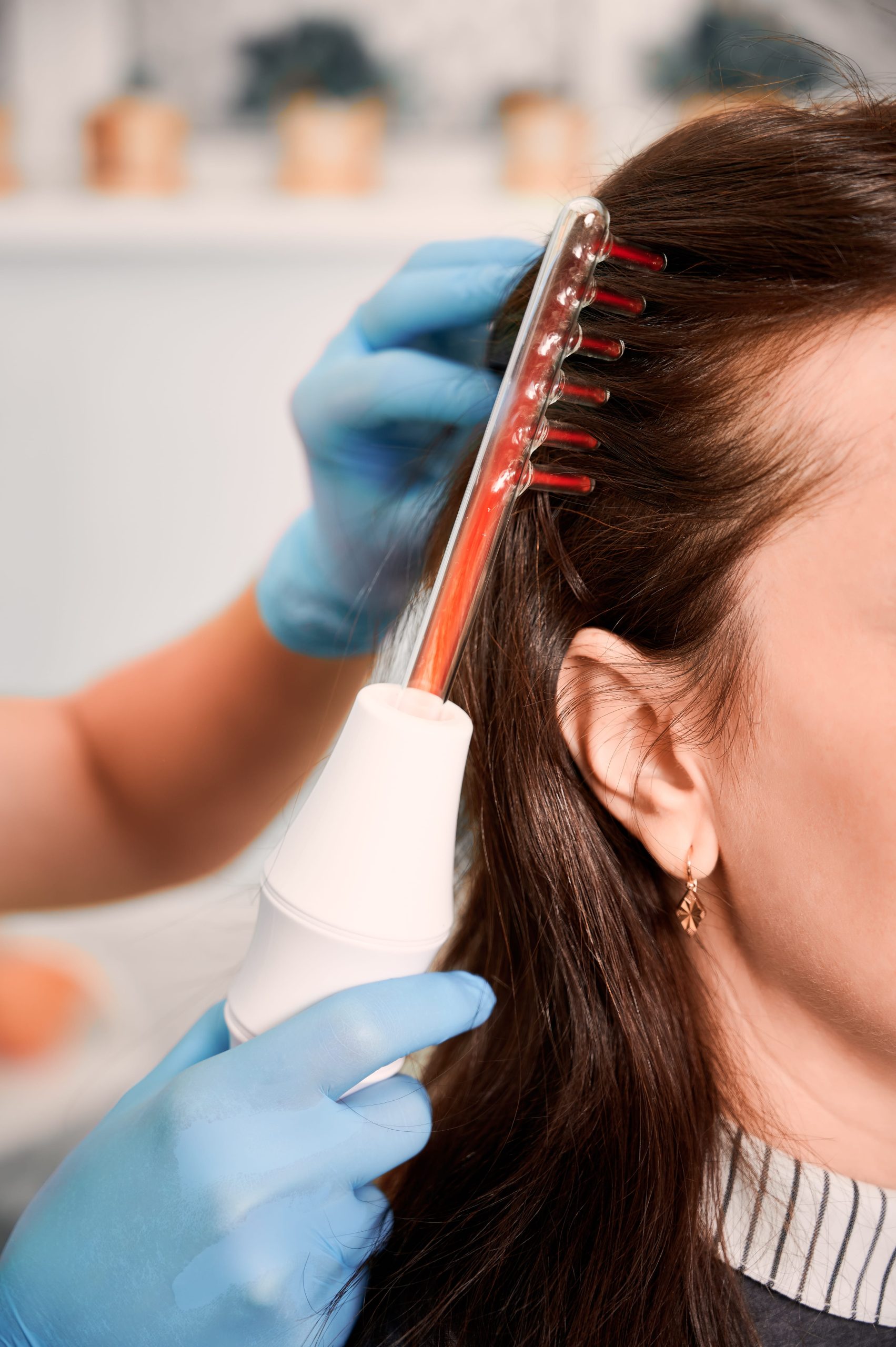 hair-specialist-brushing-woman-hair-with-laser-com-2026-03-17-01-41-49-utc (1)